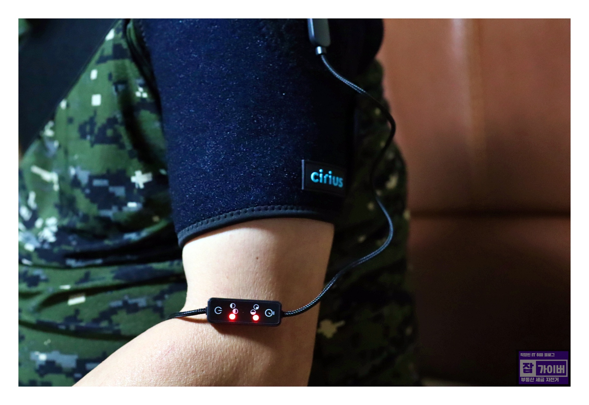 부모님이 시리어스 어깨 마사지기를 사용하는 모습