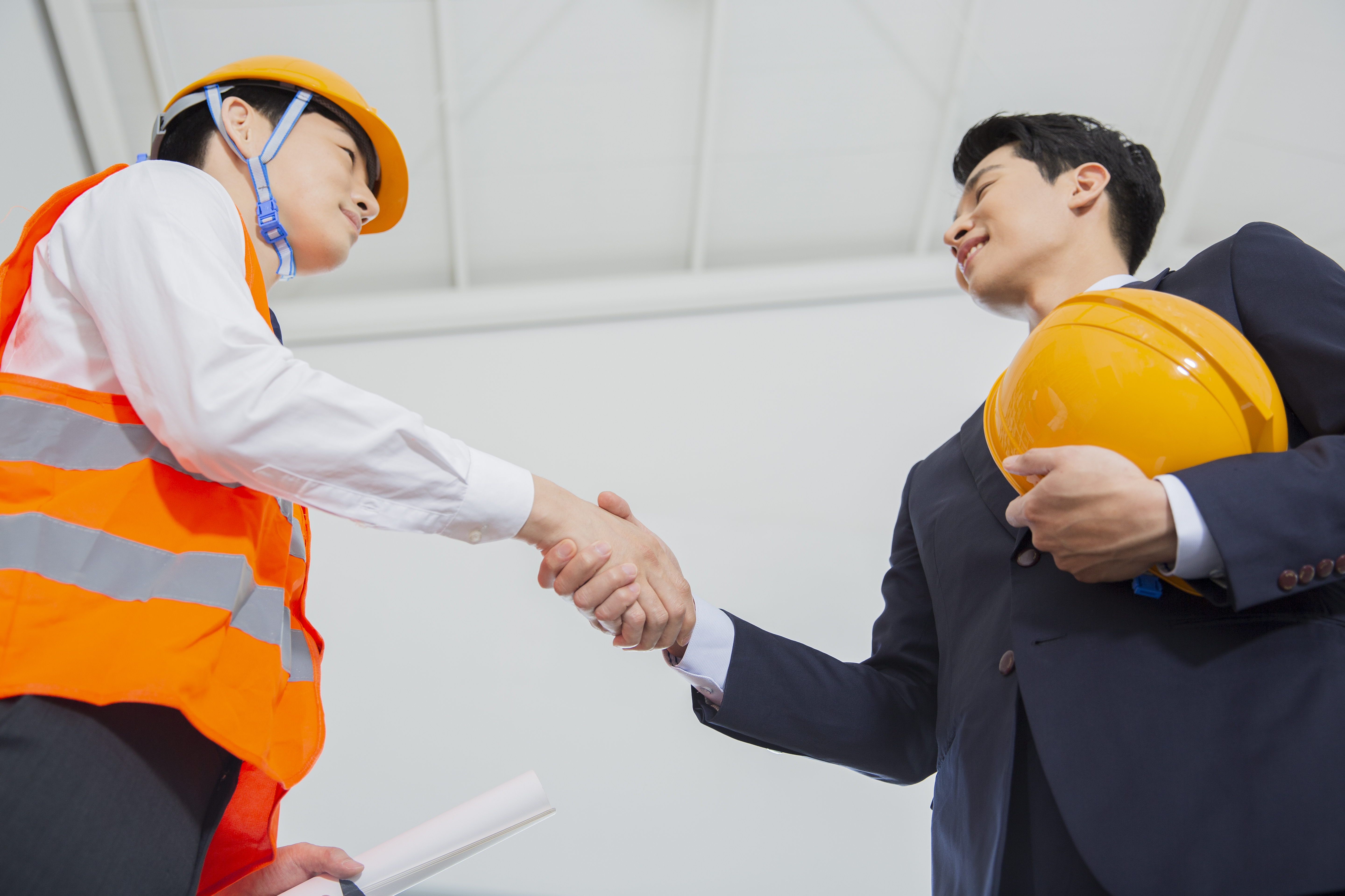 악수하고 있는 근로자들