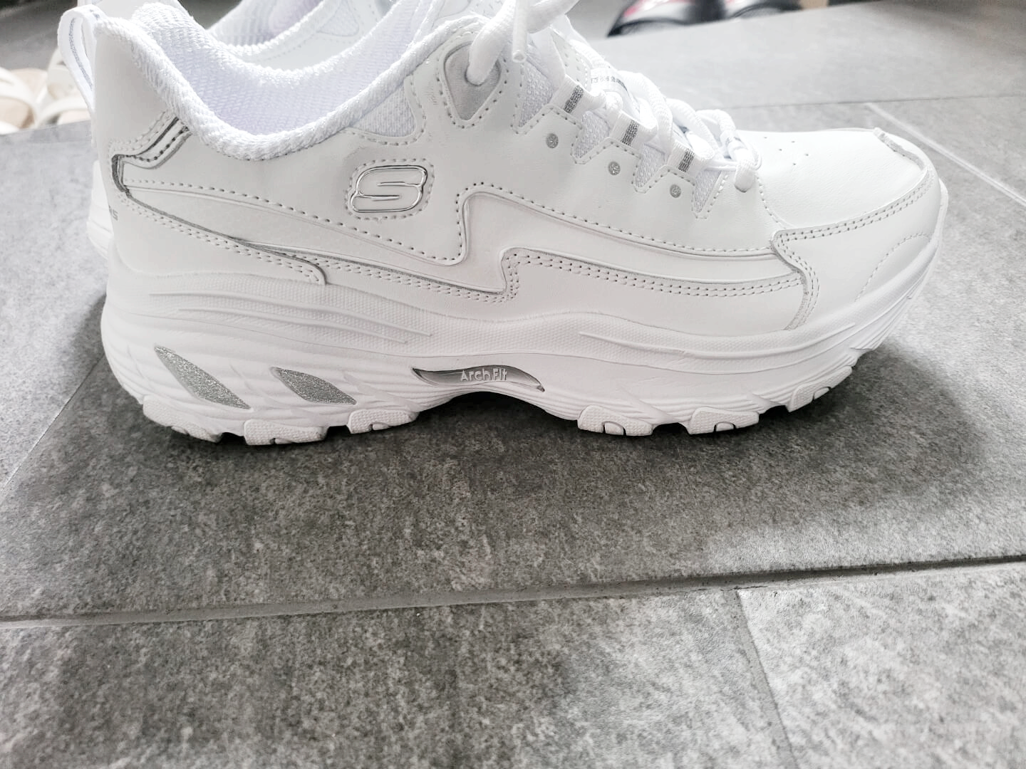 스케쳐스-딜라이트-아치핏-운동화-옆면