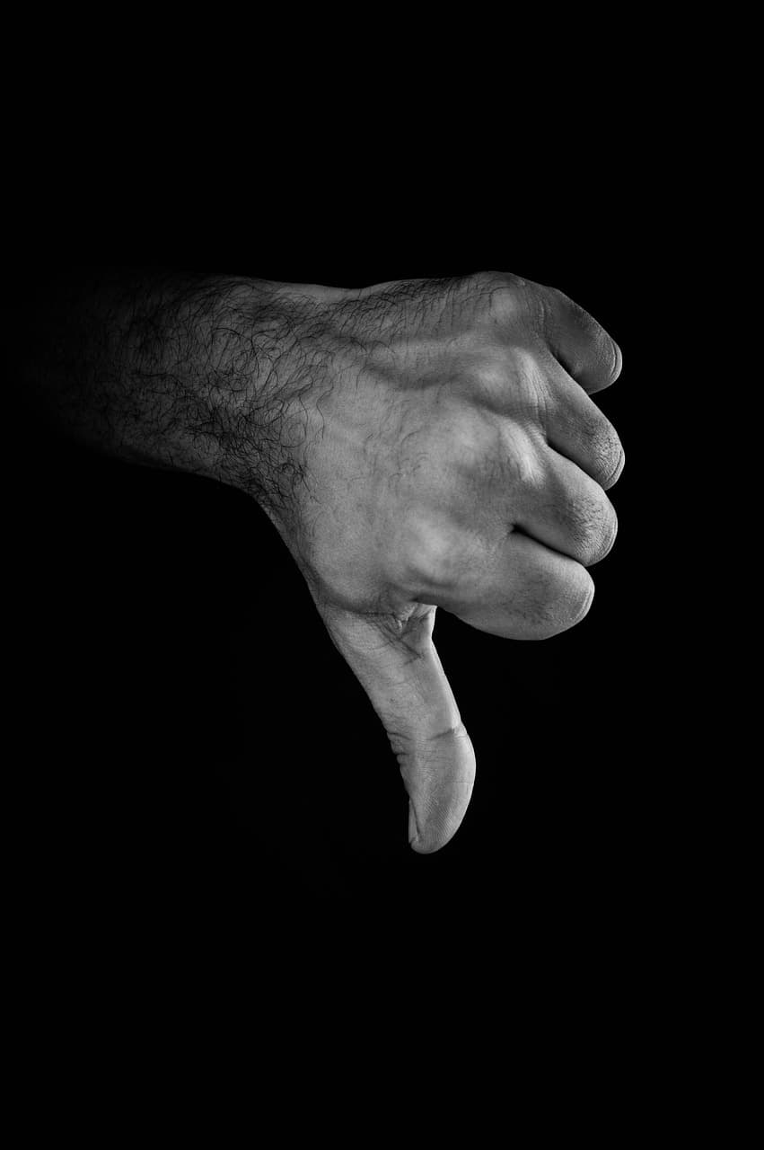 감정을 표현하는 로봇: AI가 표정과 몸짓을 흉내 낼 수 있을까?