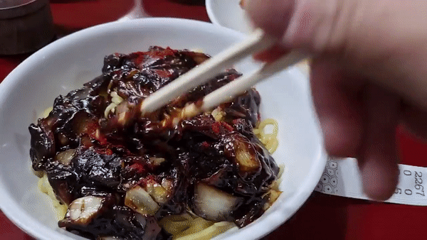 짜장면-비비는-모습