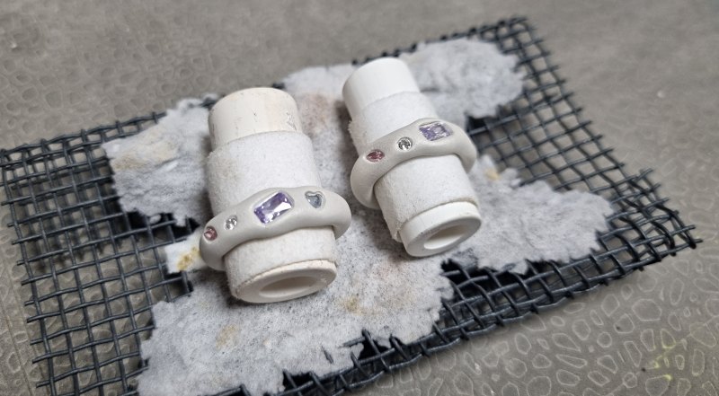 사포질을 끝낸 반지