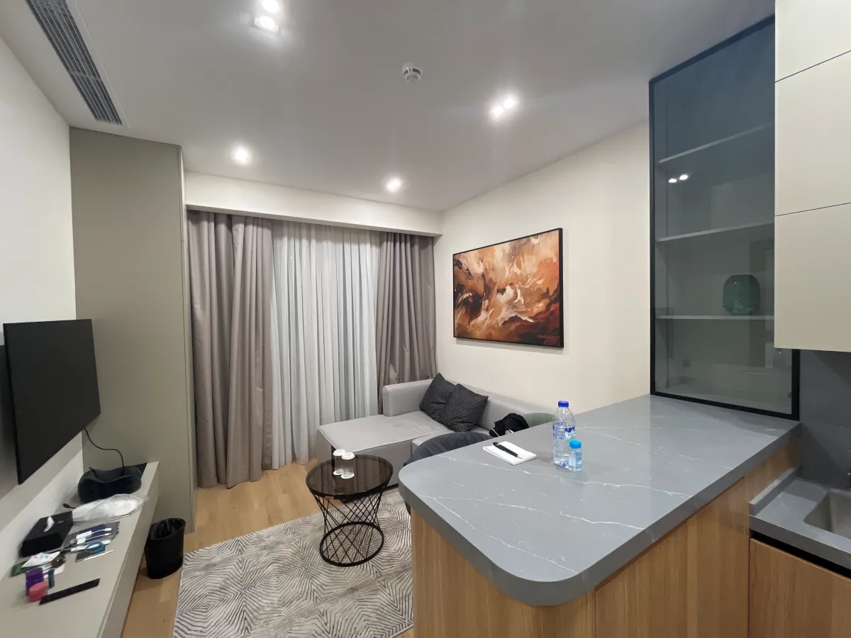 스타일로호텔-거실에-쇼파와-TV-아일랜드식탁