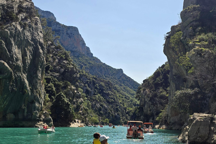 베르동 협곡에서 보트를 타는 사람들의 모습