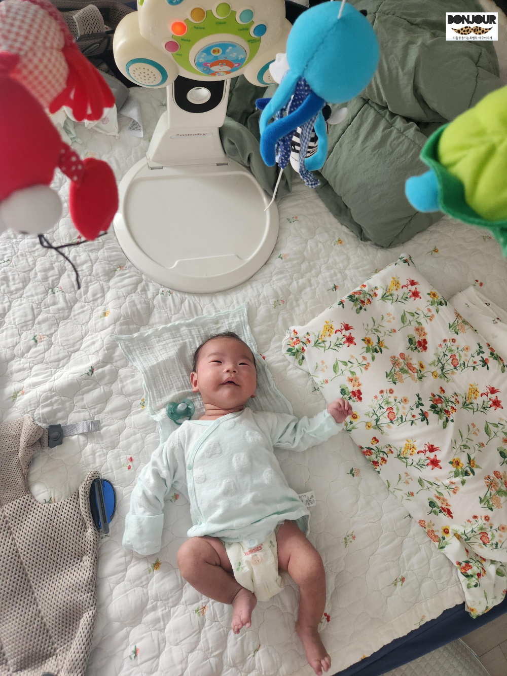 생후 50일 아기 타이니러브 모빌 쳐다보기 시력 발달