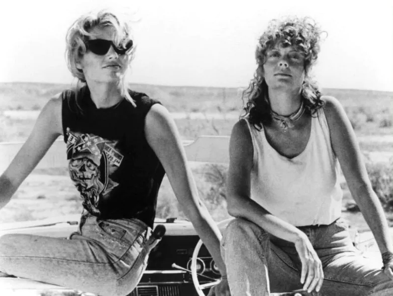 델마와 루이스가 자동차 위에 앉아 있는 장면