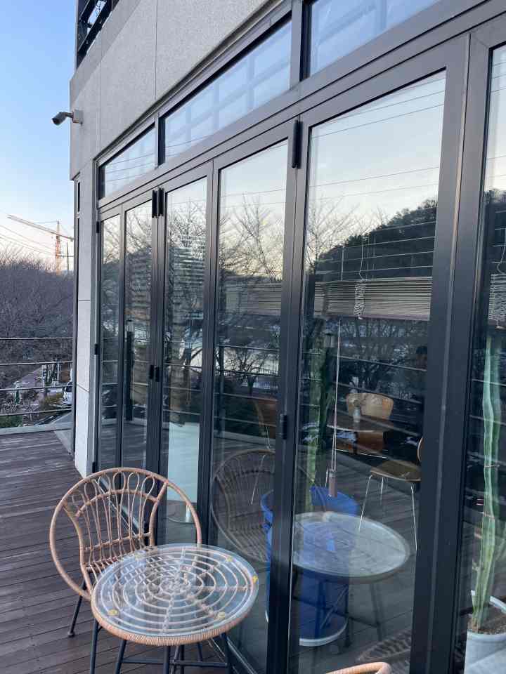 주변 카페에서 찍은 폴딩도어