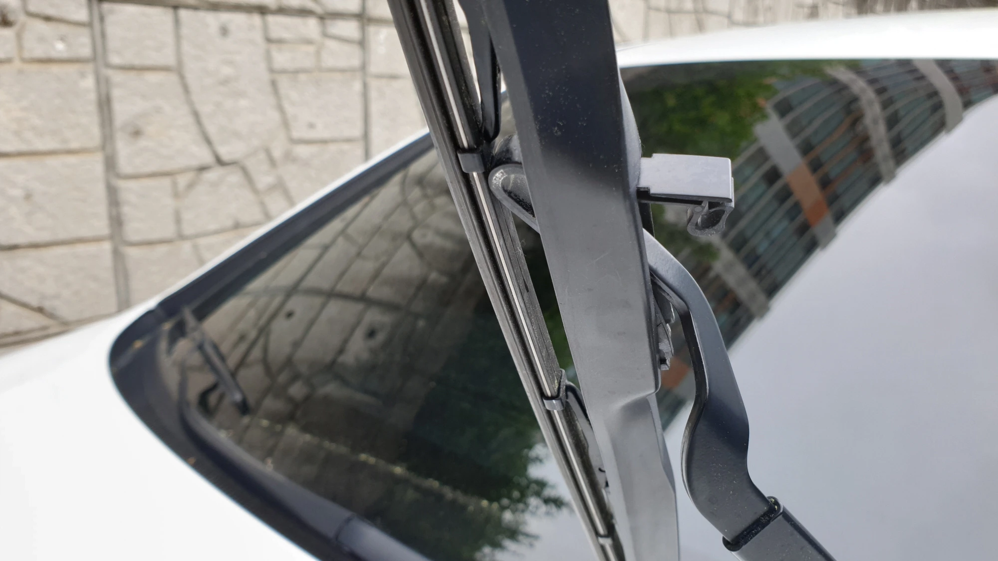 와이퍼 끼우는 모습