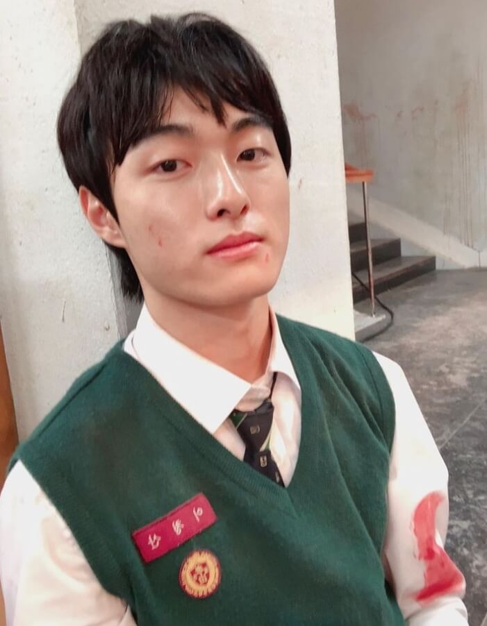 교복을입고있는-남성의모습