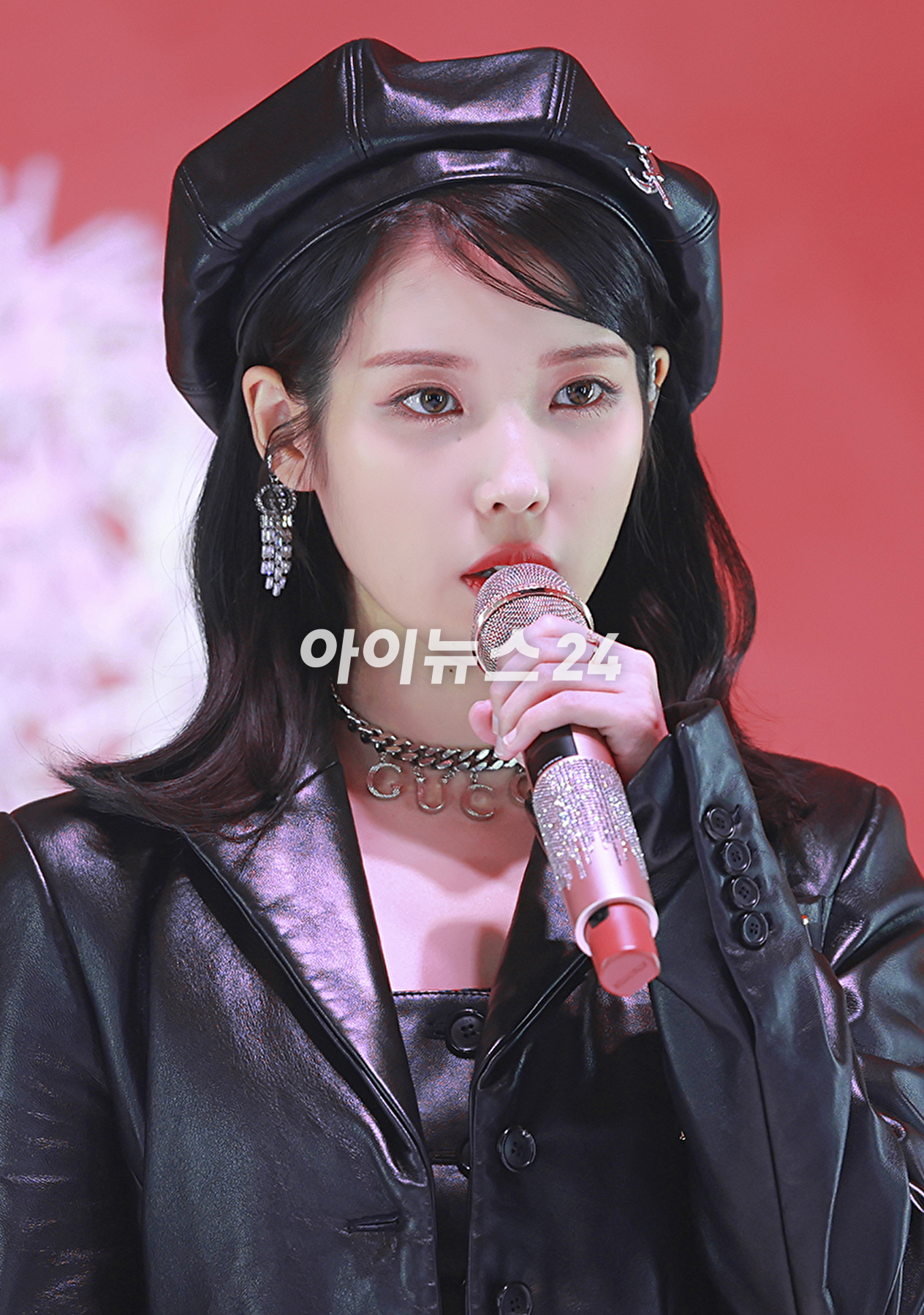 가수 아이유가 4일 오후 온라인 생중계로 진행된 'MMA2021(멜론 뮤직 어워드2021)' 시상식에서 멋진 무대를 선보이고 있다. [사진=멜론뮤직어워드사무국]