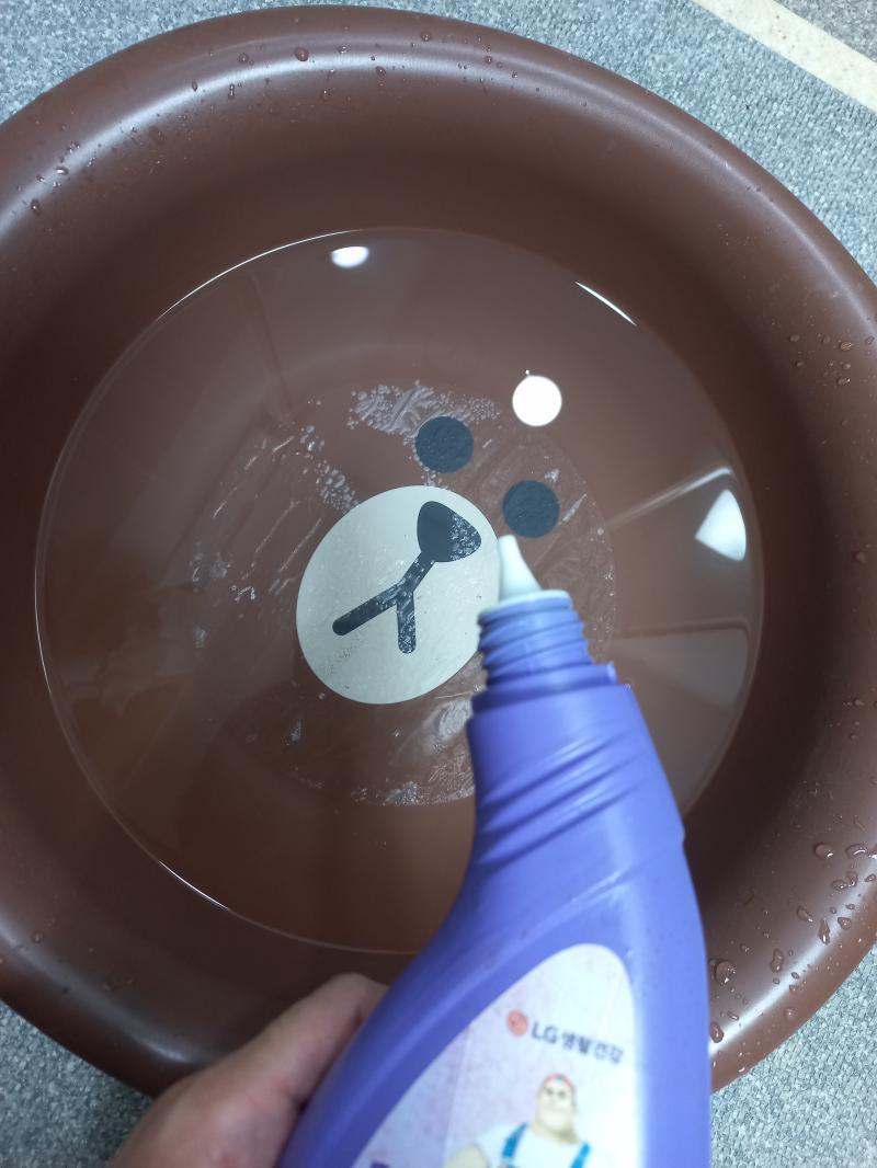 락스와 세제 물에 희석