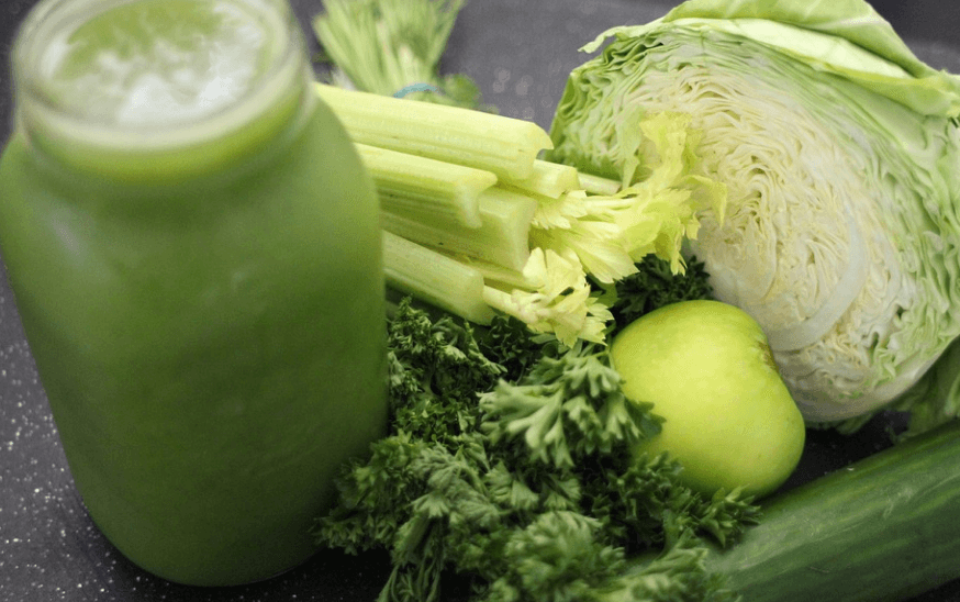 체했을때 먹으면 좋은 음식 양배추와 양배추 즙이 놓여 있다