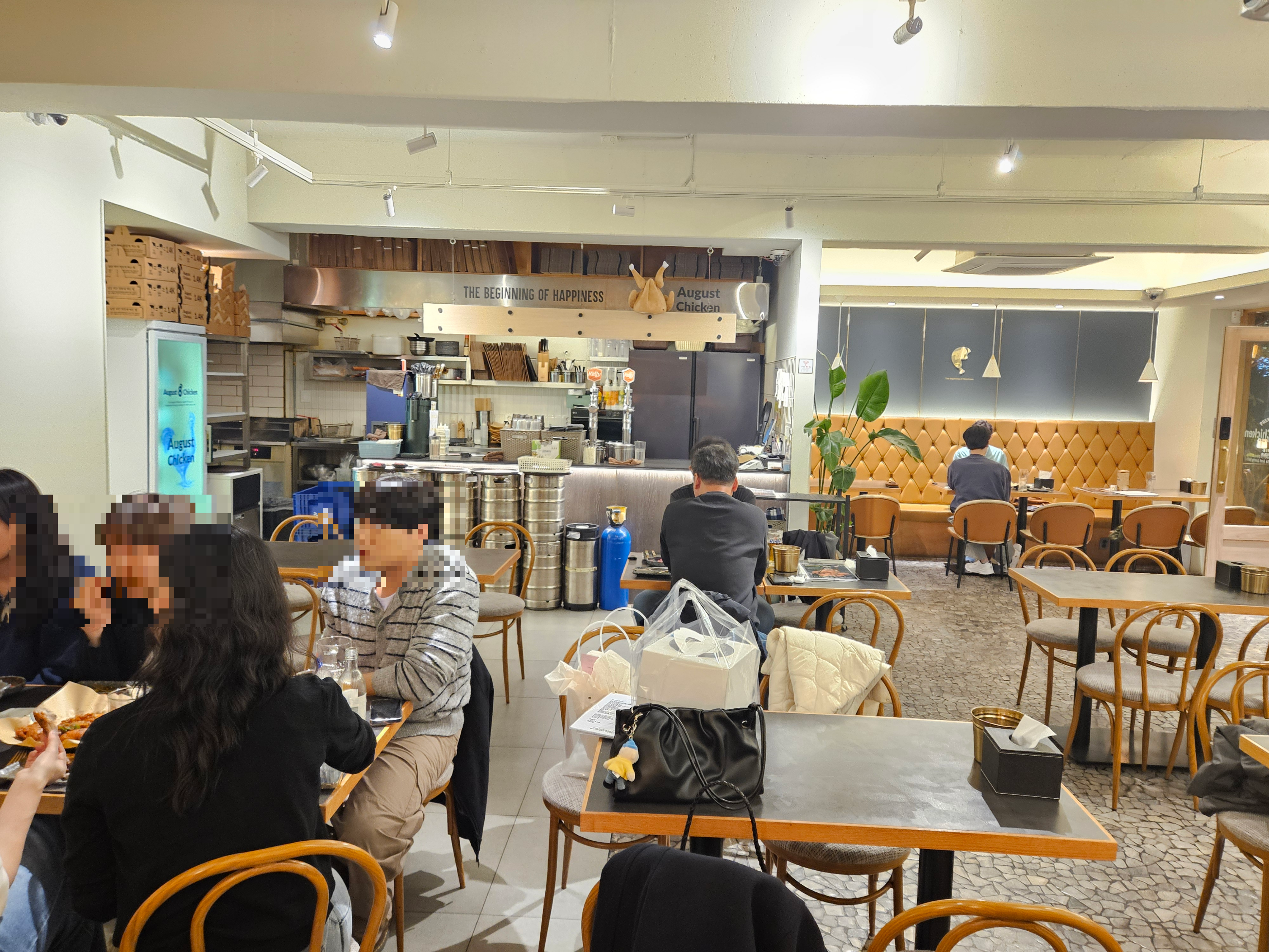 어거스트치킨 공덕점 실내전경