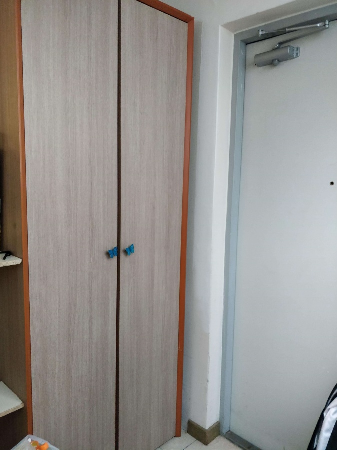 체리색 오래된 신발장