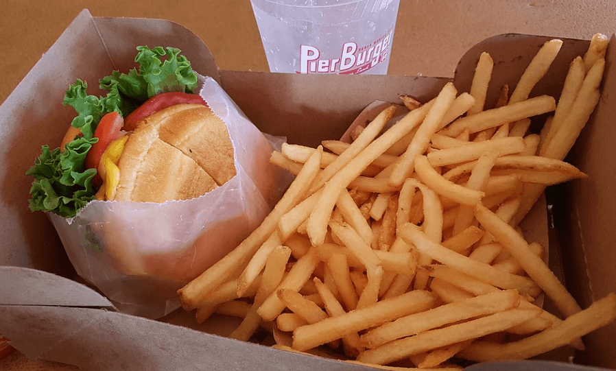 햄버거와 감자칩이 종이 박스에 담겨 있다 