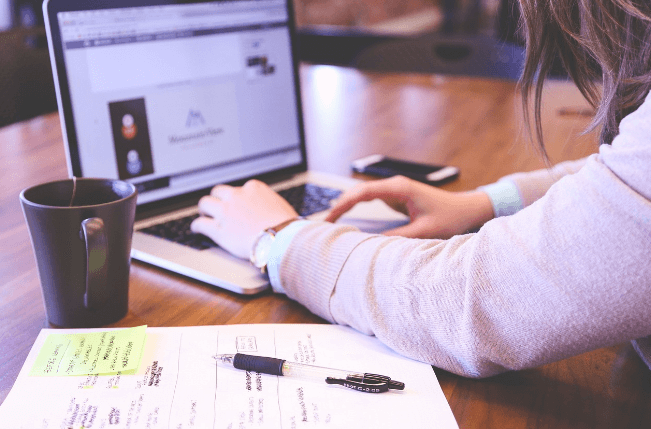 실업급여 수급자격 확인 후 인터넷으로 구직신청하는 사람 사진