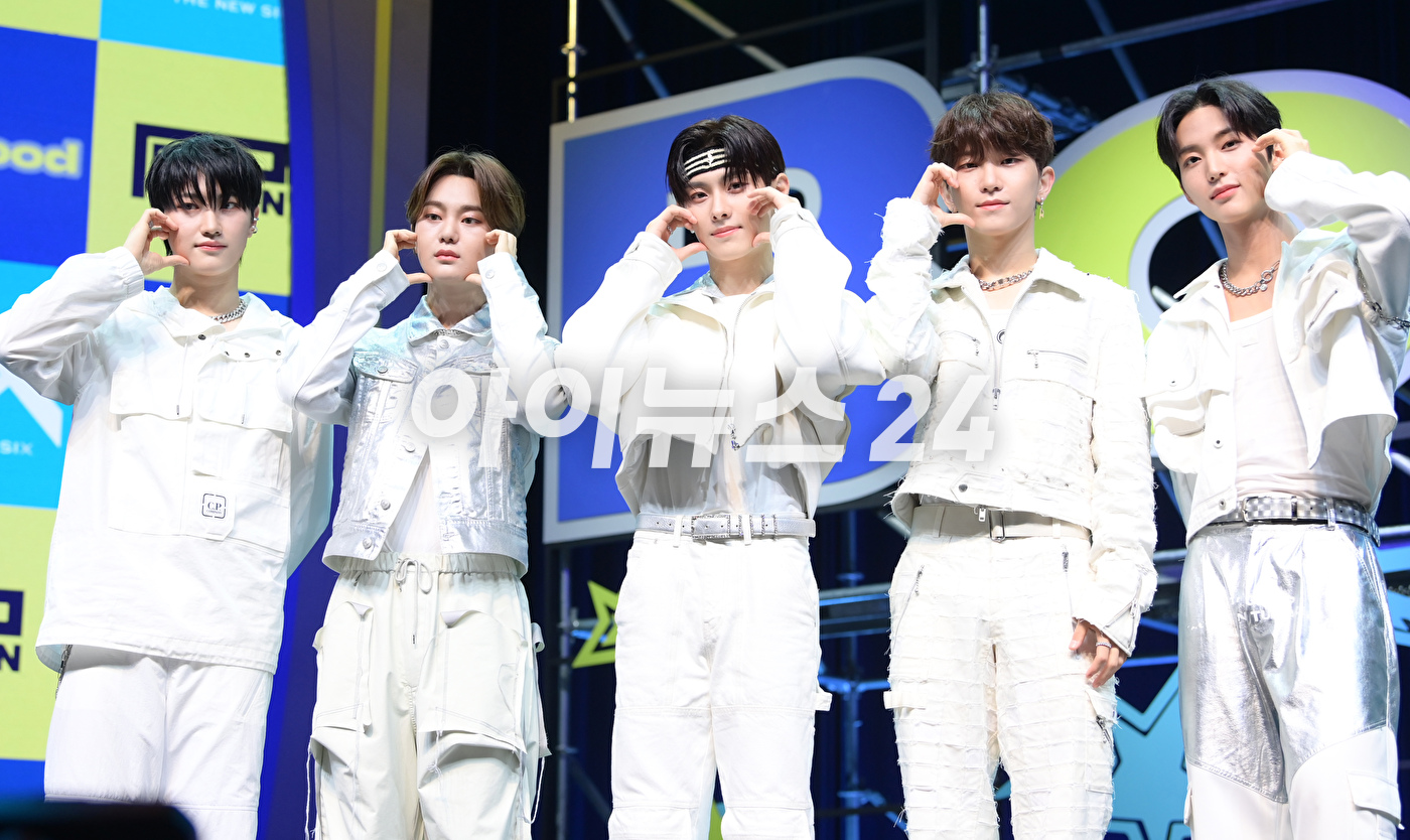 그룹 더뉴식스(TNX)가 7일 오후 서울 한남동 블루스퀘어에서 열린 더뉴식스 세 번째 미니 앨범 &#39;보이후드&#39;(BOYHOOD) 미디어 쇼케이스에 참석해 타이틀곡 &#39;킥 잇 포 나우&#39;(Kick It 4 Now) 무대를 선보이고 있다. [사진=정소희 기자]