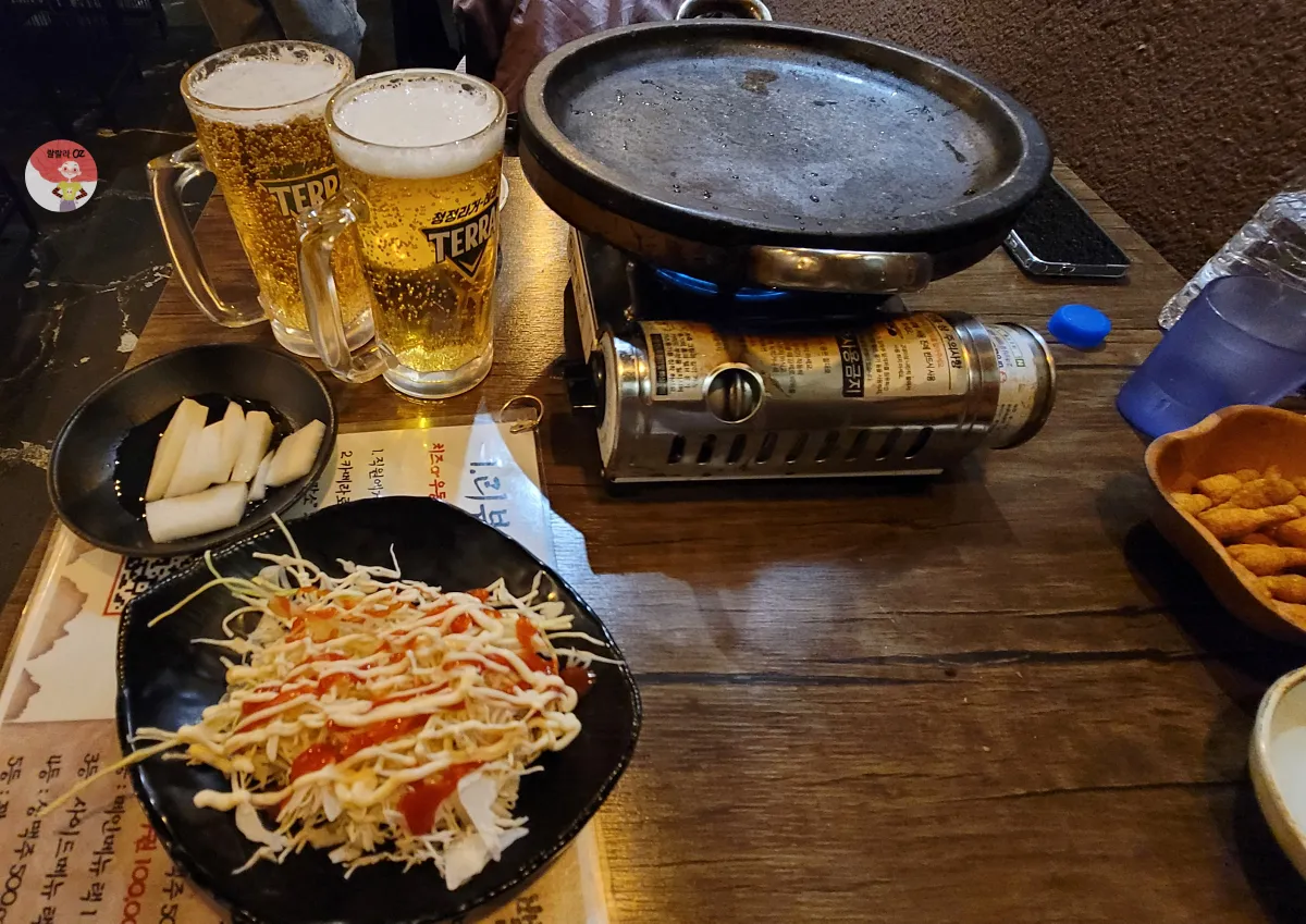 서울 종로구 04판 대학로점&amp;#44; 생맥주 2잔&amp;#44; 철판&amp;#44; 샐러드 등이 세팅된 테이블
