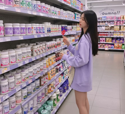 매장에서 영양제를 고르고 있는 한국인 여성