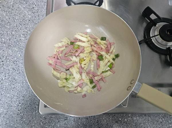 재료 볶기