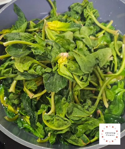 시금치나물-물 끓으면 시금치 넣기