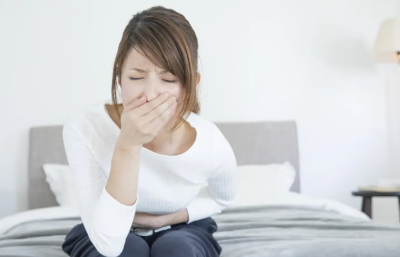 구역질하는 여성