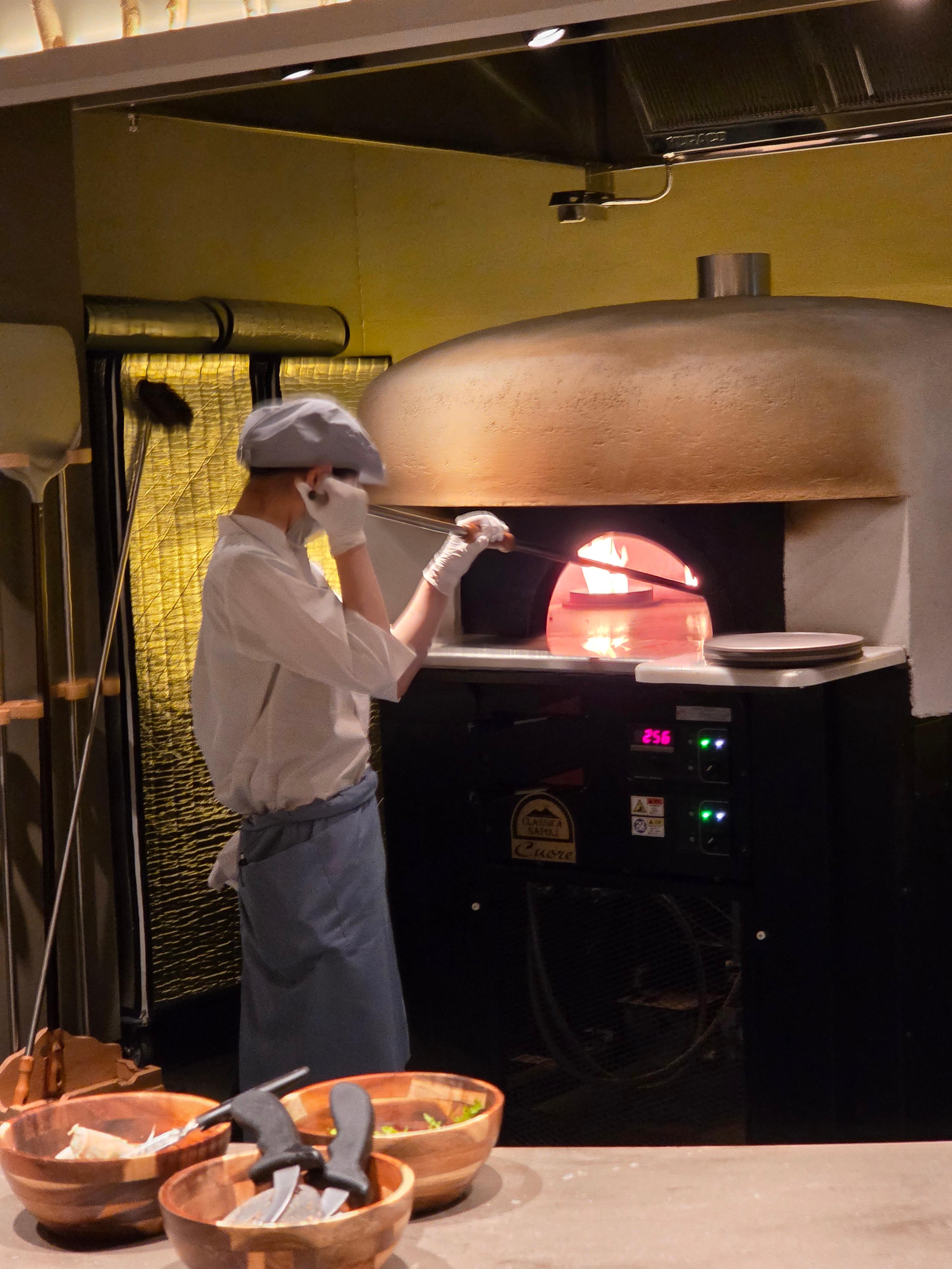 니니누푸리 화덕 피자 코너, 갓 구워진 바삭한 도우와 치즈