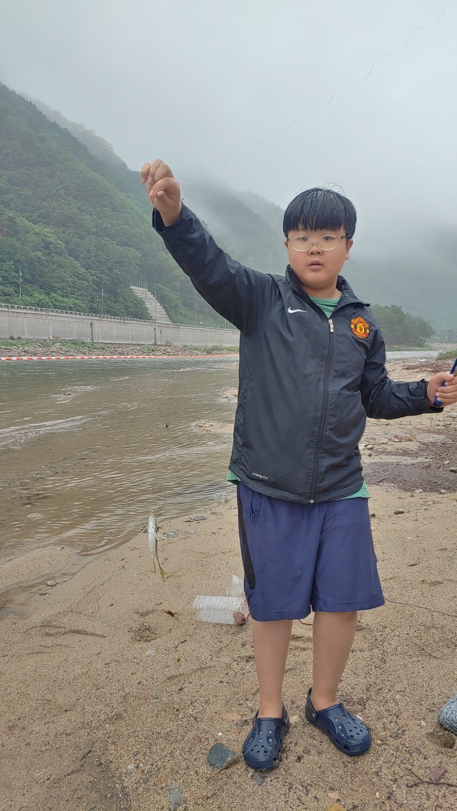 견지낚시로 물고기를 잡은 소년