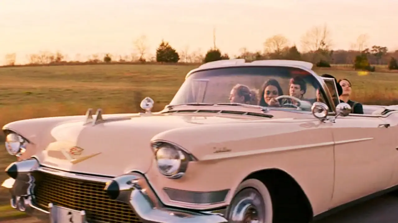 영화 좀비랜드 : 더블탭 결말 장면에서 차를 타고 출발하는 다섯 사람