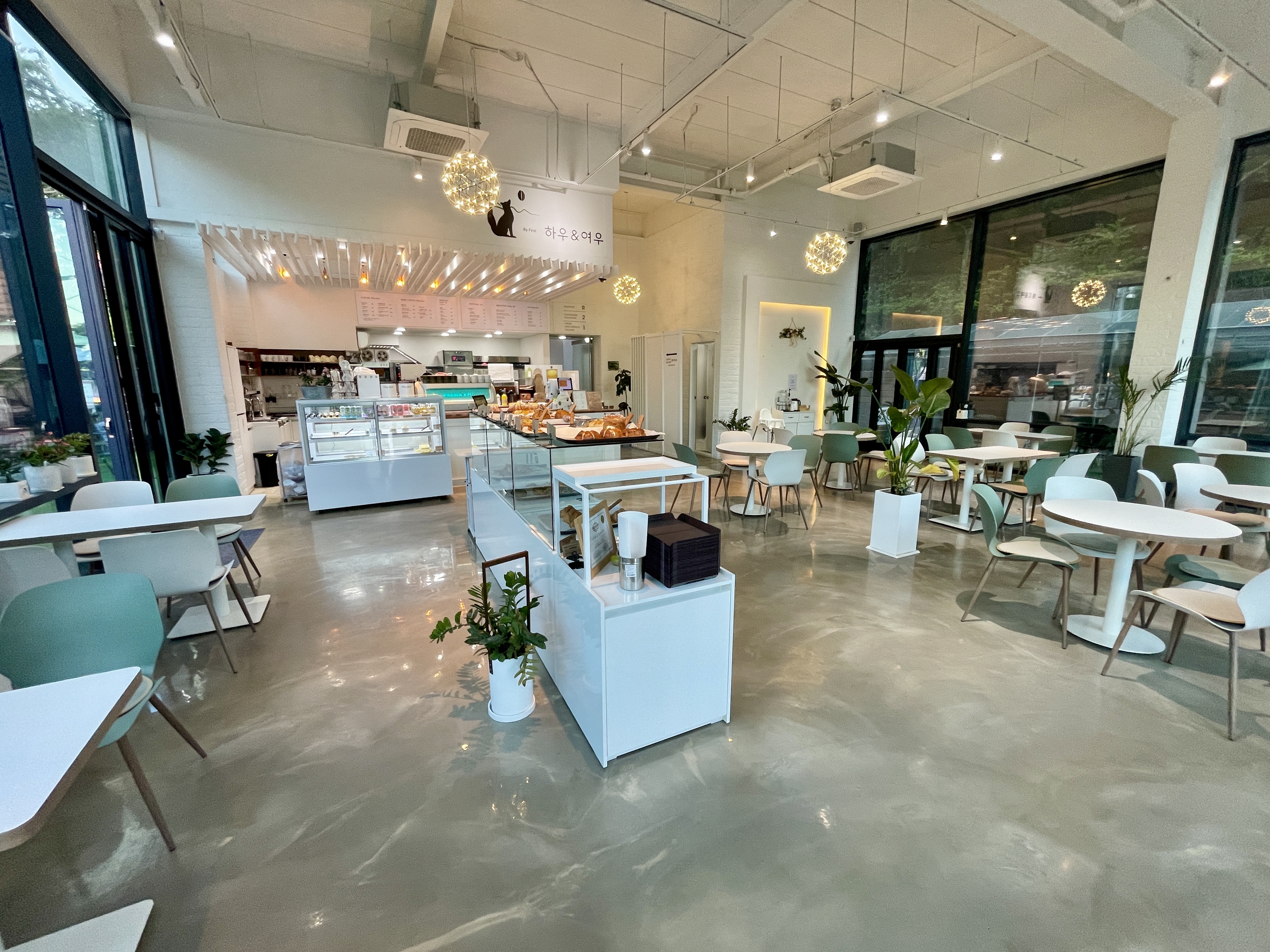 하우앤여우 1층 모습 테이블과 가운데 빵이 위치하고 있다