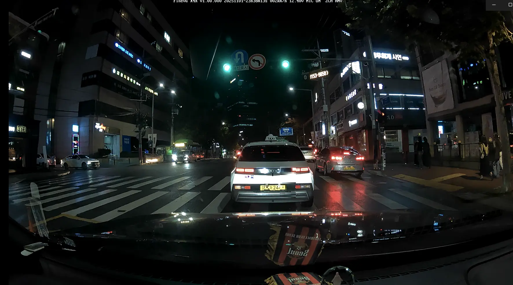 4K UHD 블랙박스의 야간 전방 사진입니다.