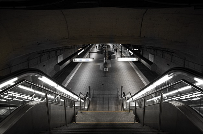 서울 지하철 노선도 크게보기와 관련된 지하철 승강장을 위에서 내려다본 사진