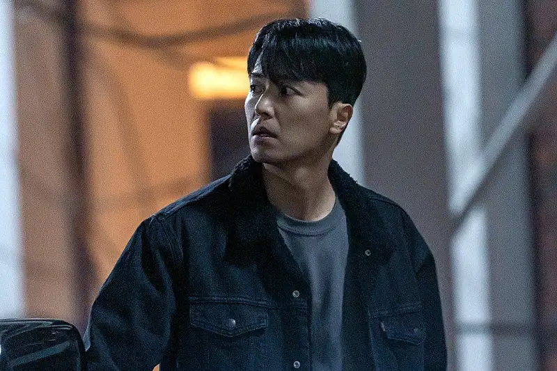 멱살 한번 잡힙시다에서 청 자켓을 입은 연우진