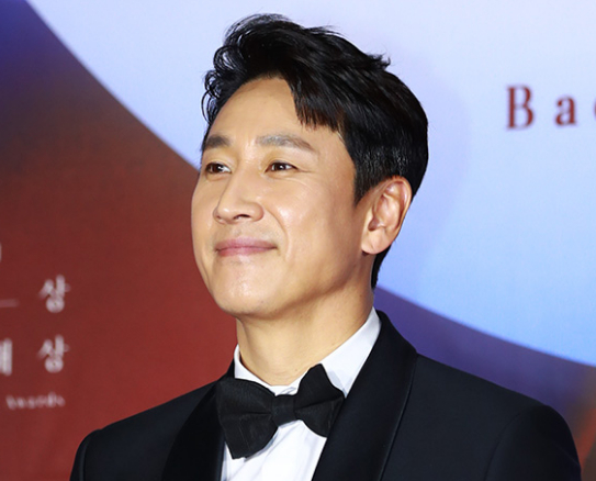 배우 이선균이 '제58회 백상예술대상' 레드카펫 행사에 시상식 MC로 참석해 포즈를 취하고 있다. [사진=백상예술대상 사무국]