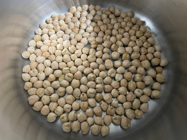 병아리콩 불리기 - 건조 병아리콩 100g 냄비에 담기