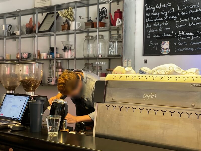 나트랑 로스팅 카페 안 커피 로스터즈 - 바리스타