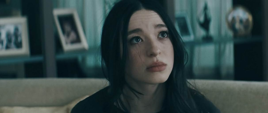 영화 '아노라' (Anora) 리뷰 - 강렬한 스토리와 현실적인 로맨스!