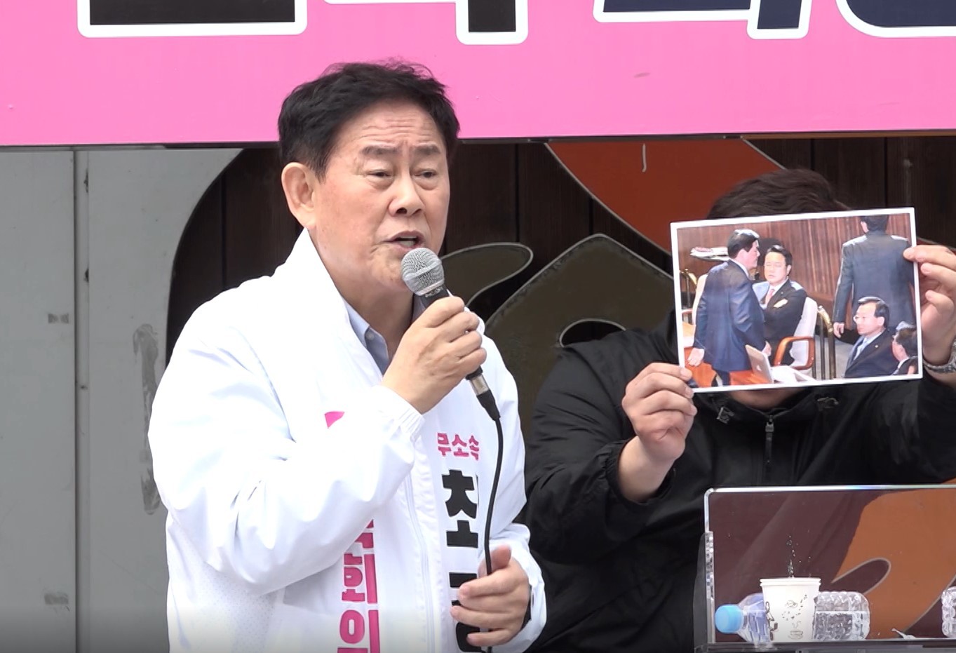 폐족된 친박계 권유에 대선 출마 결심 굳힌 최경환 전 부총리, 박근혜 정부 국정원 특활비 상납 사건으로 징역 살고서도 정신 못차렸나 - '폐족'된 친박계, 내세울 사람이 없어서 최경환으로 정치적 부활 노리나 폐족된 친박계 권유에 대선 출마 결심 굳힌 최경환 전 부총리, 박근혜 정부 국정원 특활비 상납 사건으로 징역 살고서도 정신 못차렸나 - '폐족'된 친박계, 내세울 사람이 없어서 최경환으로 정치적 부활 노리나