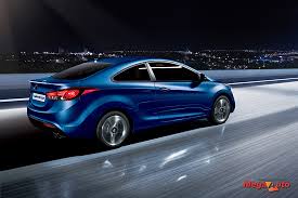 달리는 파란색 아반떼 후면