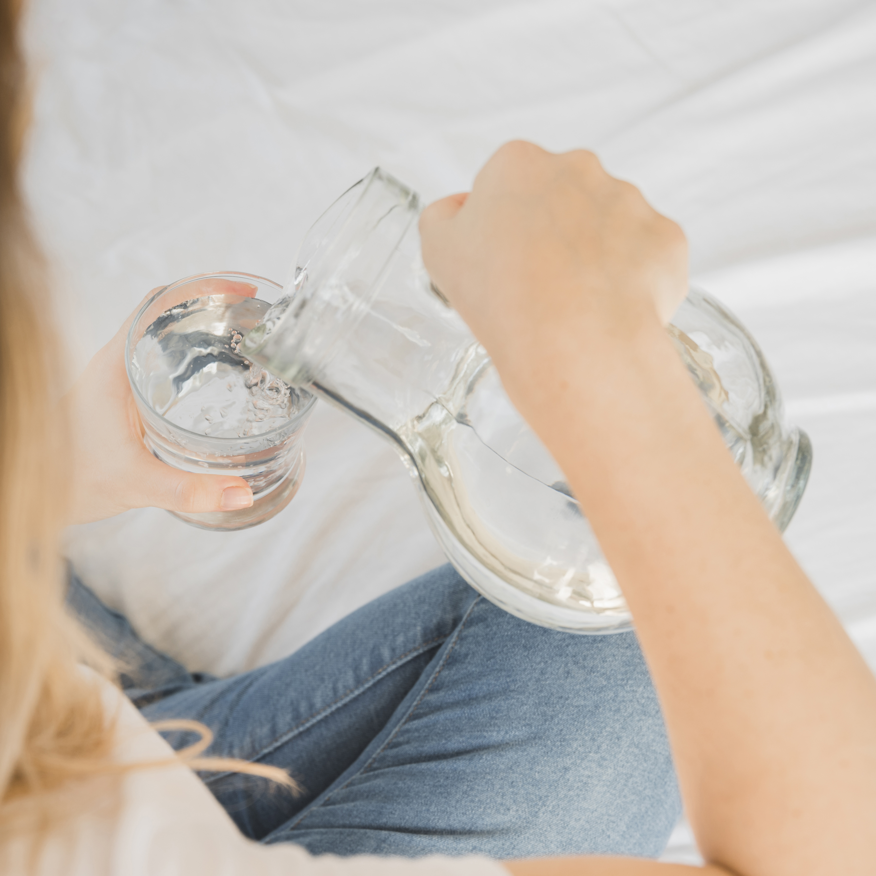 물 한잔 따르는 모습