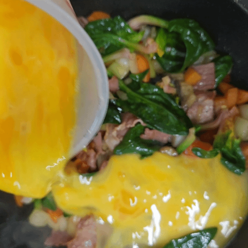 계란을 부어준다