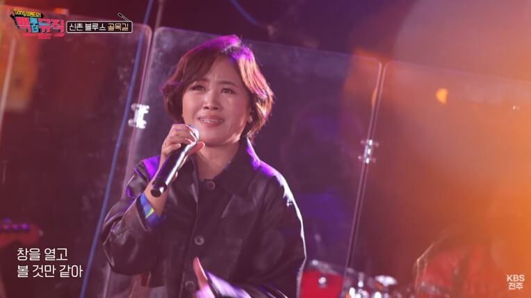 마이크를들고-노래하는-단발머리여성의모습