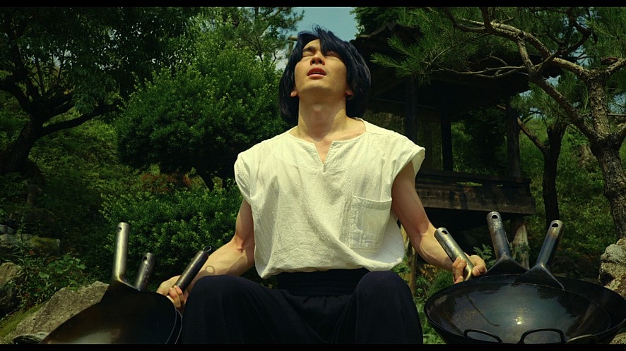 웍을 들고 있는 모습