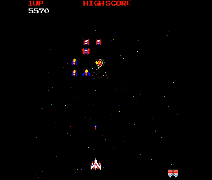 우주선을-조종하여-곤충들을-처치하는-화면