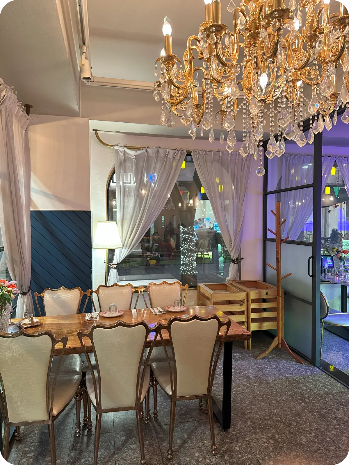 보정동 카페거리 문스 내부