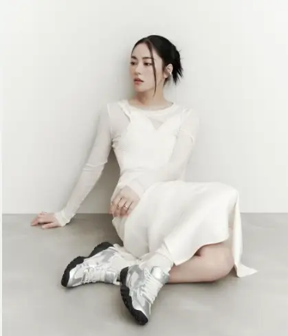 휠라 에샤페 실버문 전여빈 착용