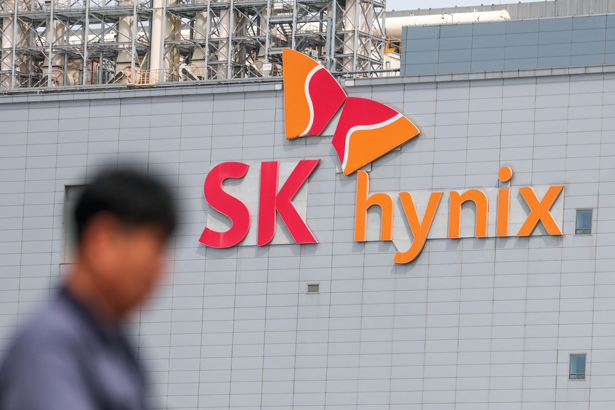 SK하이닉스 청주공장 화재, 또 발생…잇따른 사고에 안전관리 도마 위 SK하이닉스 청주사업장에서 또다시 화재가 발생하면서 안전관리 체계에 대한 우려가 커지고 있습니다. 지난 1일 대규모 가스룸 화재와 유독가스 누출 사고가 발생한 지 불과 열흘 만에 또 다른 화재가 이어지면서, 단순한 우연이 아닌 구조적인 문제를 점검해야 한다는 목소리가 높아지고 있습니다. 이번 글에서는 12일 나온 최신 기사들을 바탕으로 SK하이닉스 화재 사고의 경위와 최근 잇따른 안전사고 현황을 정리해보겠습니다. SK하이닉스 청주공장 또 화재 발생 12일 오전 9시 50분쯤 충북 청주시 흥덕구 SK하이닉스 청주 4캠퍼스에서 화재가 발생했습니다. 소방당국에 따르면 불은 공장 내 일부 설비에서 시작된 것으로 추정되며, 자체 소방시설과 현장 대응으로 큰 불길은 빠르게 잡혔습니다. 이번 화재로 직원들이 긴급 대피하는 소동이 벌어졌지만, 현재까지 확인된 대형 인명 피해는 없는 것으로 전해졌습니다. 보름 사이 벌써 네 번째 사고 문제는 이번 사고가 단발성 사건이 아니라는 점입니다. 최근 청주 SK하이닉스 사업장에서는 다음과 같은 사고가 잇따랐습니다. 1월 19일 : 배관 작업 중 인산 접촉 사고로 작업자 5명 부상 5월 27일 : M11 공장 설비에서 불꽃 발생으로 직원 대피 6월 1일 : M15·M15X 연결 가스룸 화재 및 불소 누출 6월 10일 : TMAH(수산화테트라메틸암모늄) 추정 물질 누출로 작업자 2명 병원 이송 6월 12일 : 청주 4캠퍼스 화재 발생 불과 보름 남짓한 기간 동안 크고 작은 사고가 반복되면서 안전관리 시스템에 대한 우려가 커지고 있습니다. 지난 1일 화재는 어땠나? 특히 지난 1일 발생한 화재는 더욱 큰 충격을 안겼습니다. 당시 오전 10시 32분쯤 M15 공장과 M15X 공장을 연결하는 6층 가스룸에서 불이 났고, 스프링클러가 작동해 약 10분 만에 진화됐습니다. 하지만 이 과정에서 반도체 생산에 사용되는 불소 계열 가스가 일부 누출되면서 11명이 이상 증세를 보여 병원으로 이송됐고, 직원 3,600여 명이 긴급 대피했습니다. 다행히 생산 차질은 발생하지 않은 것으로 알려졌습니다. 반복되는 사고에 "구조적 문제" 지적 전문가들은 최근 이어지는 사고들을 단순한 우연으로 보기 어렵다고 지적하고 있습니다. 산업안전 분야에서 자주 언급되는 '하인리히 법칙' 에 따르면, "중대사고 1건이 발생하기 전에는 29건의 경미한 사고와 300건의 위험 징후가 존재한다" 고 알려져 있습니다. 즉, 작은 사고를 방치할 경우 더 큰 사고로 이어질 수 있다는 의미입니다. 일각에서는 AI 반도체 수요 증가로 생산량 확대가 이어지는 가운데, 안전 관리 역시 그 속도에 맞춰 강화돼야 한다는 목소리도 나오고 있습니다. 생산 차질은 없을까? SK하이닉스는 현재 AI 반도체 핵심 부품인 HBM(고대역폭 메모리) 시장을 주도하고 있습니다. 특히 청주사업장은 낸드플래시와 일부 핵심 공정이 진행되는 중요한 생산기지인 만큼, 시장에서는 생산 차질 가능성에도 촉각을 곤두세우고 있습니다. 다만 회사 측은 이번 사고와 관련해 현재까지 생산 설비 운영에는 큰 문제가 없는 상태라고 설명하고 있습니다. 철저한 안전 점검 필요 반도체 산업은 국가 핵심 산업으로 꼽히지만, 그만큼 화학물질과 고위험 설비를 다루는 산업이기도 합니다. 따라서 생산성뿐 아니라 안전관리 역시 최우선 과제가 돼야 한다는 지적이 나오고 있습니다. 특히 최근 반복되는 사고를 계기로 다음과 같은 조치가 필요하다는 목소리가 높습니다. 정기적인 안전점검 강화 화학물질 관리 체계 재점검 비상대응 매뉴얼 개선 협력업체 안전교육 확대 예방 중심의 안전문화 정착 마무리 SK하이닉스 청주공장에서 발생한 이번 화재는 단순한 사고 이상의 의미를 갖고 있습니다. 특히 최근 보름 사이 화재와 화학물질 누출 사고가 잇따르고 있다는 점에서, 보다 근본적인 안전관리 체계 점검이 필요하다는 지적이 설득력을 얻고 있습니다. 다행히 현재까지 대규모 인명 피해나 생산 중단은 발생하지 않았지만, 국가 핵심 산업인 반도체 현장에서 더 큰 사고가 발생하지 않도록 철저한 원인 조사와 재발 방지 대책이 마련돼야 할 것으로 보입니다. SEO 키워드 SK하이닉스 화재, SK하이닉스 청주공장 화재, 청주 SK하이닉스 사고, SK하이닉스 가스 누출, SK하이닉스 안전사고, 청주 반도체 공장 화재, SK하이닉스 4캠퍼스, HBM 생산공장 화재, 반도체 공장 사고, SK하이닉스 최신 뉴스