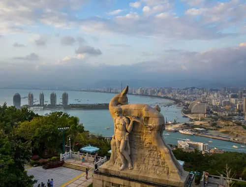 봉황도와-거대한-사슴-조각상을-한눈에-감상할-수-있는-녹회두-공원