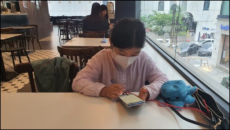 핸드폰을-보고있는-은지
