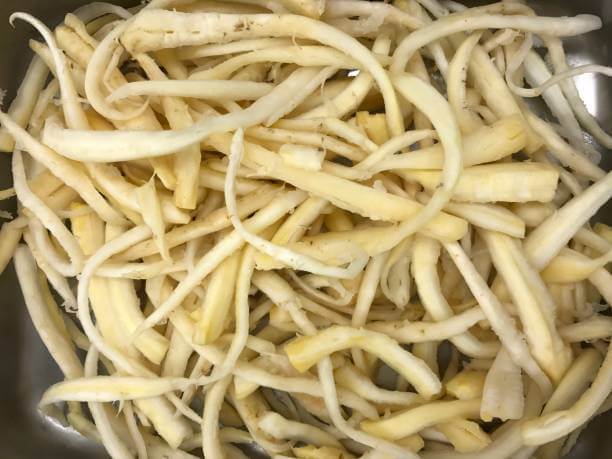 도라지를-물에-담아둔-모습